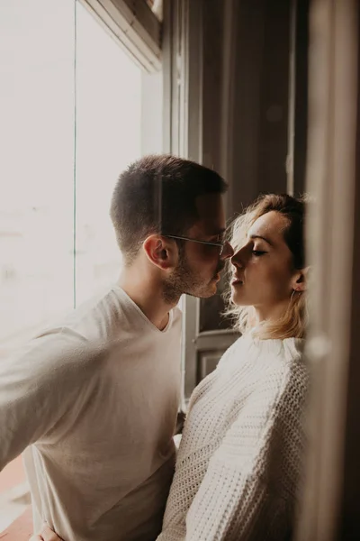 Casal Afetuoso Abraço Ligação Casa — Fotografia de Stock