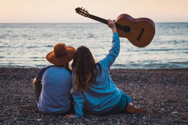 Чоловік Жінка Сидять Гітарою Пляжі Узбережжі — стокове фото