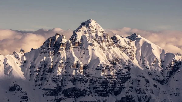 High Mountain Peak Covered Snow Daylight — Stock Photo, Image