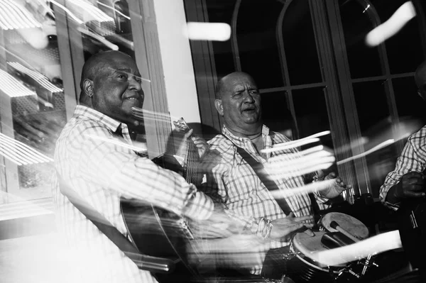 キューバ音楽トリオアクションでナイトクラブ 黒と白のショットとともに長い露出 — ストック写真