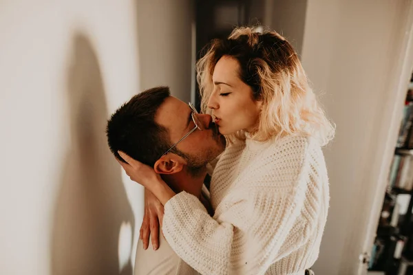 Casal Apaixonado Abraçando Beijando Parede Casa — Fotografia de Stock