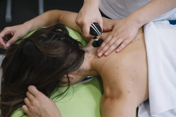 Der Physiotherapeut Der Eine Frau Mit Geräten Für Die Strahlentherapie — Stockfoto