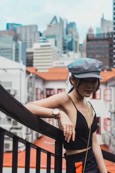 Mujer Asiática Joven Con Ropa Elegante Apoyada Valla Ciudad — Foto de Stock