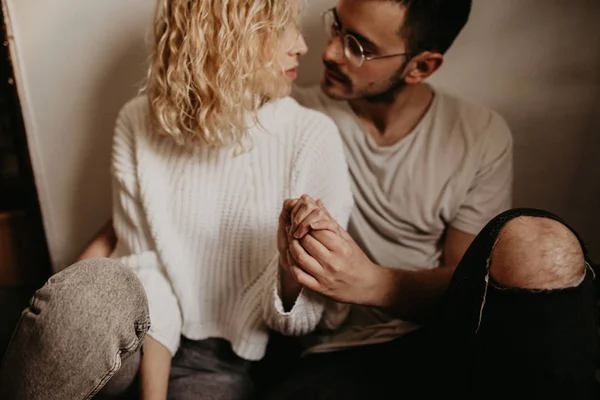 Jovem Casal Sentado Chão Casa Juntos — Fotografia de Stock