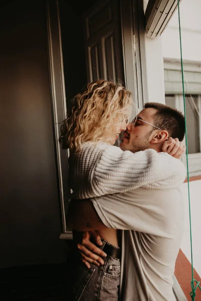 Casal Afetuoso Abraçando Janela Casa — Fotografia de Stock