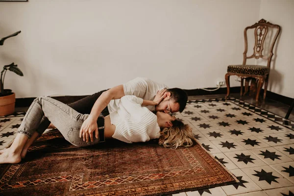 愛情のこもったカップルが床に横たわっていると自宅にキス — ストック写真