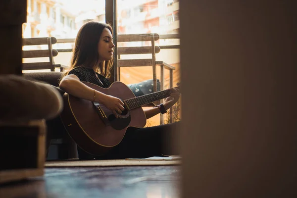 Kvinna Som Spelar Gitarr Samtidigt Som Sitter Golvet Hemma — Stockfoto