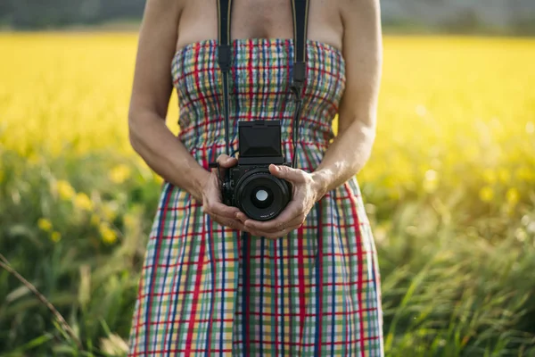 Kobieta Kolorze Sukni Trzyma Zdjęcie Urządzenia Przyrodzie — Zdjęcie stockowe