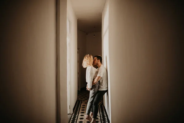 愉快的夫妇拥抱和亲吻在大厅在家 — 图库照片