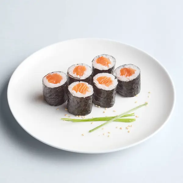 Set de sushi minimalist maki pe farfurie — Fotografie, imagine de stoc