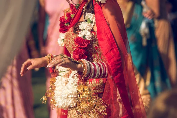 Hindu nevěsta v tradičních lidových krojích — Stock fotografie