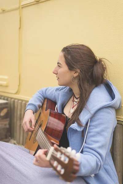 Mulher tocando guitarra — Fotografia de Stock