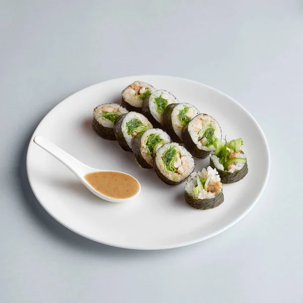 Maki sushi roll na talerzu — Zdjęcie stockowe