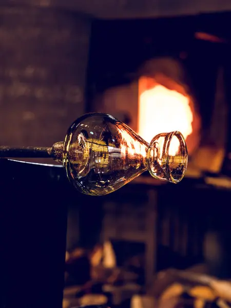 Vase Aus Glas Auf Fabrik Auf Dem Hintergrund Des Brennenden — Stockfoto