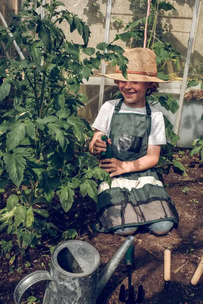 Niño trabajando en invernadero — Foto de Stock