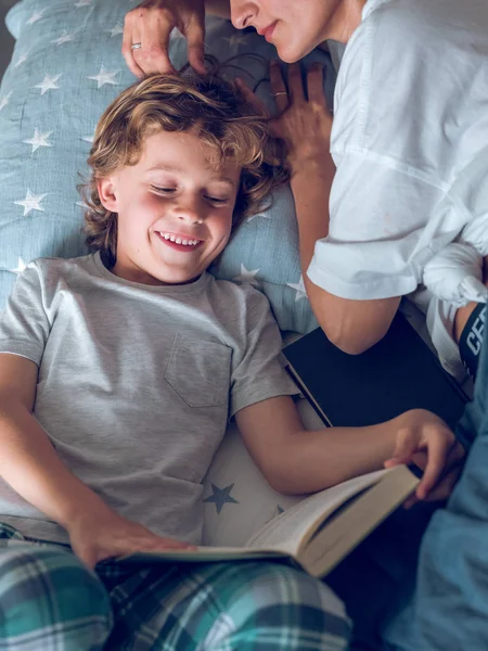 Fils lecture livre avec mère — Photo