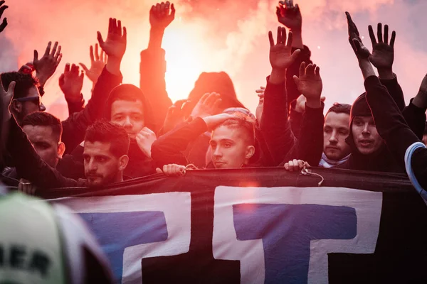 Gruppe Aggressiver Menschen Läuft Auf Straße — Stockfoto