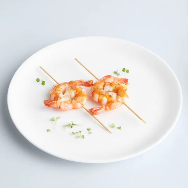 Cooked tiger prawns on sticks — Stock Photo, Image