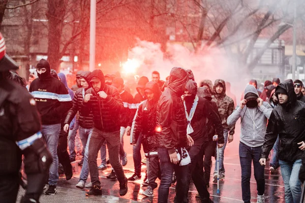 Groupe Personnes Agressives Marchant Dans Rue — Photo