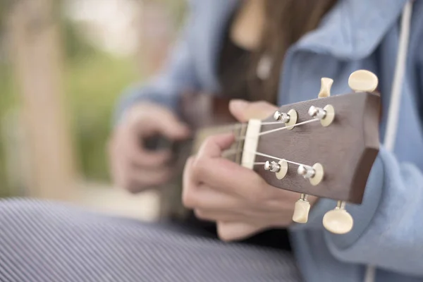 Női kéz, játszott ukulele — Stock Fotó