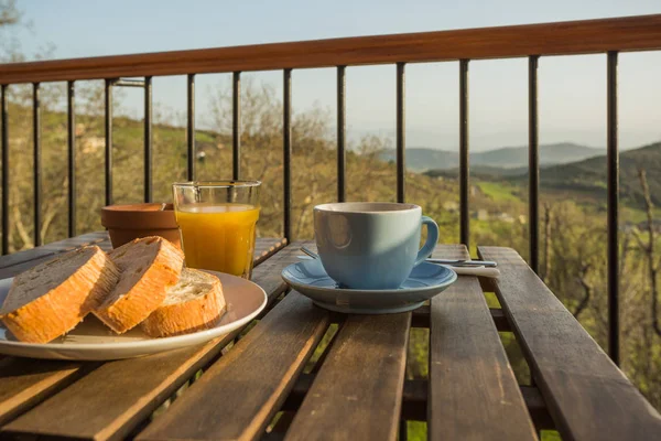 Petit déjeuner avec café et toasts — Photo