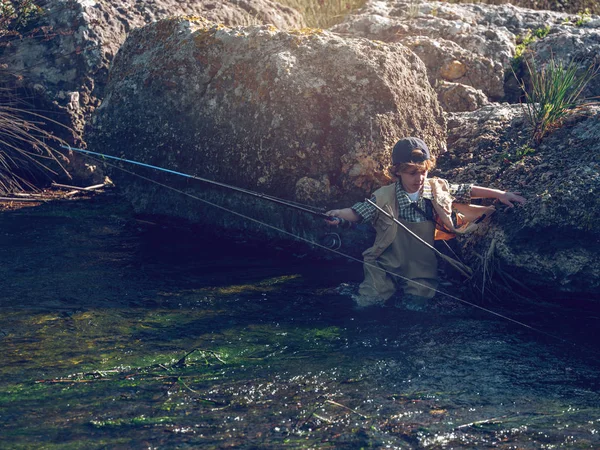 Pequeño niño de pie en el río — Foto de Stock