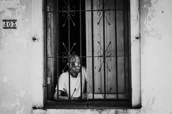 Habana Kuba Května 2018 Černobílý Snímek Starší Muž Okně Kovovými — Stock fotografie