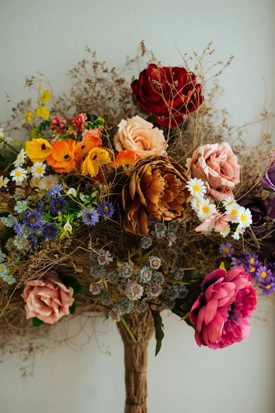 Elegante Bouquet Von Auffälligen Frischen Rosen Und Wildblumen Mit Getrockneten — Stockfoto