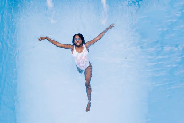 Schöne Afrikanerin Badeanzug Pool — Stockfoto