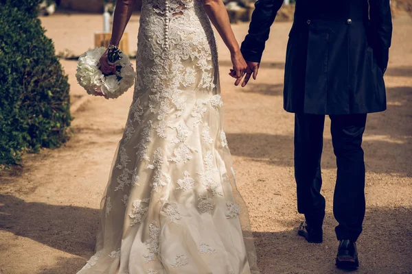 Małżeństwo Sukniach Ślubnych Trzymające Się Ręce — Zdjęcie stockowe