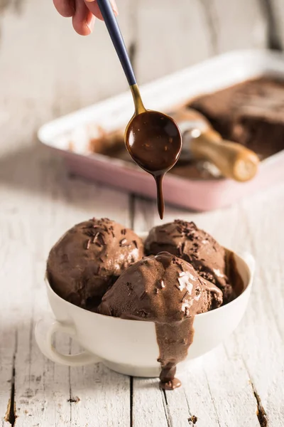Sádlo Domácí Zmrzlinu Misce Čokoládou — Stock fotografie