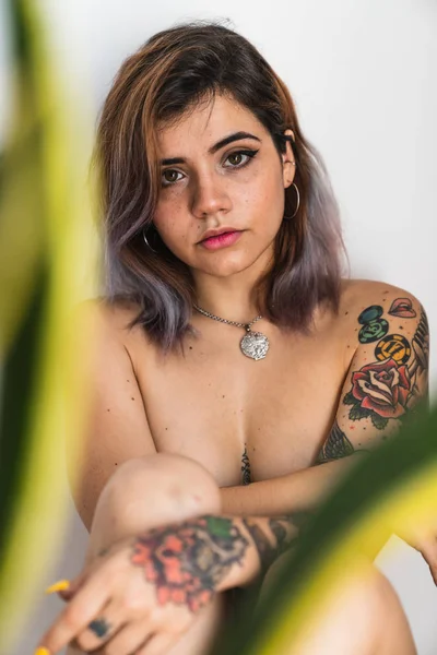 Naga Młoda Kobieta Ciała Pokryte Tatuażami Patrząc Kamery — Zdjęcie stockowe