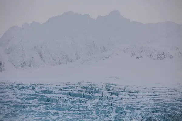 Ijs Drijft Water Met Silhouet Van Bergen Achtergrond Spitsbergen Noorwegen — Stockfoto