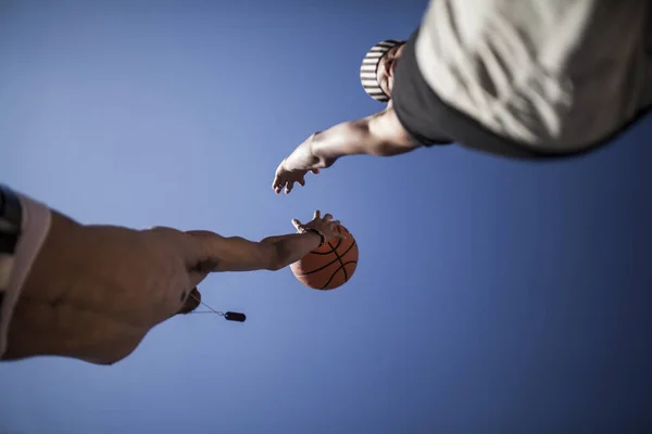 Muda Saudara Bermain Basket Melawan Langit Biru — Stok Foto
