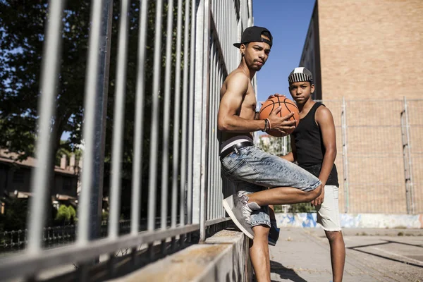 Afro Young Brothers Standing Basketball Court Outdoors — Stock Photo, Image