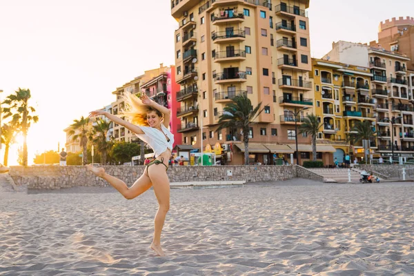 Donna Allegra Che Balla Una Gamba Sulla Spiaggia Tramonto — Foto Stock