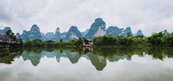 Small Fishing Village Quy Son Riverside Tranquil Water Reflected Mountains — Stock Photo, Image