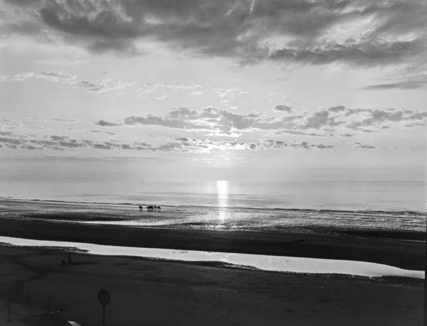 Ρηχά Νερό Ρέει Υφή Από Αμμώδη Παραλία Και Συννεφιασμένο Ουρανό — Φωτογραφία Αρχείου
