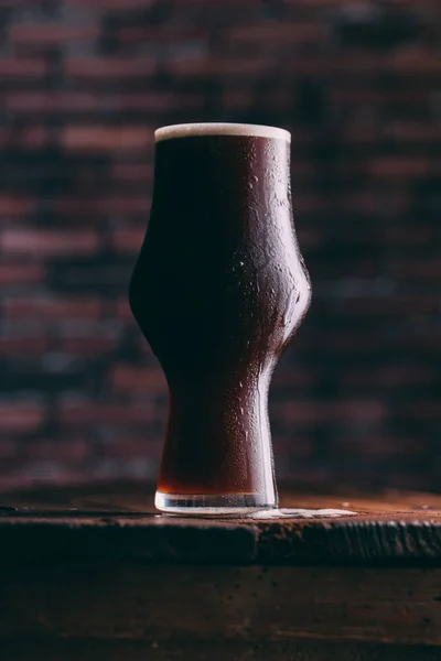 Koude Stout Bier Glas Houten Tafel Donkere Achtergrond — Stockfoto