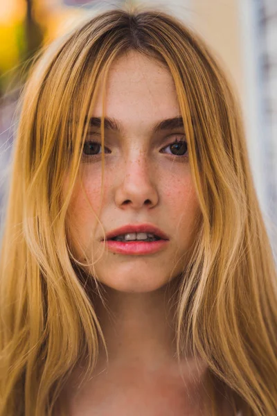 Close Blonde Young Woman Looking Camera Outdoors — Stock Photo, Image