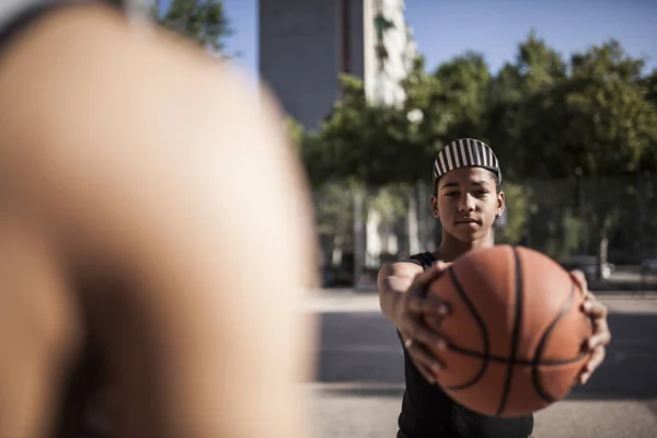 Mahalle Sahada Basketbol Tutan Genç Afro Çocuk — Stok fotoğraf