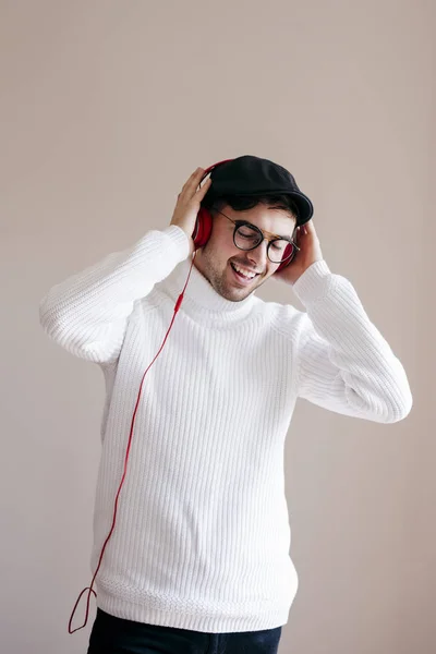 Casual Man Headphones Standing Grey Background — Stock Photo, Image