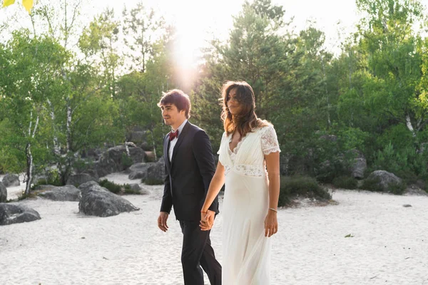 Walking Wedding Couple Picturesque Coastline — Stock Photo, Image