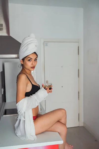 Sensuele Vrouw Lingerie Handdoek Haar Zittend Teller Met Kopje Koffie — Stockfoto