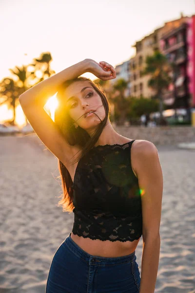 Wunderschöne Brünette Frau Posiert Strand Bei Sonnenuntergang — Stockfoto