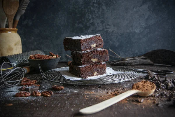 Pedaços Chocolate Delicioso Brownie Rack Arame Com Ingredientes Superfície Madeira — Fotografia de Stock