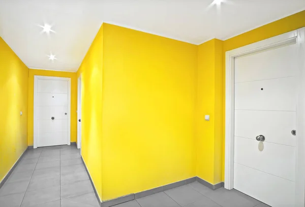Żółte Ściany Drzwi Biały Wąskim Korytarzu Nowoczesnym Budynku — Zdjęcie stockowe