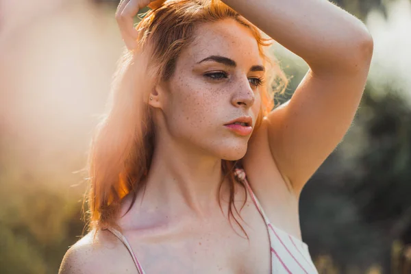 Retrato Mujer Sensual Pecosa Joven Luz Del Sol Mirando Hacia — Foto de Stock