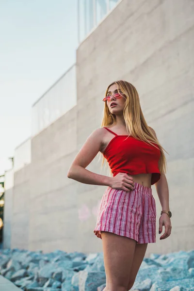 Stylische Junge Frau Kurzen Hosen Und Rotem Tanktop Gegen Betonwand — Stockfoto