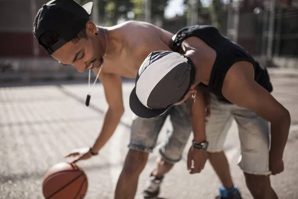 Açık Havada Sahada Basketbol Oynarken Afro Genç Kardeşler — Stok fotoğraf